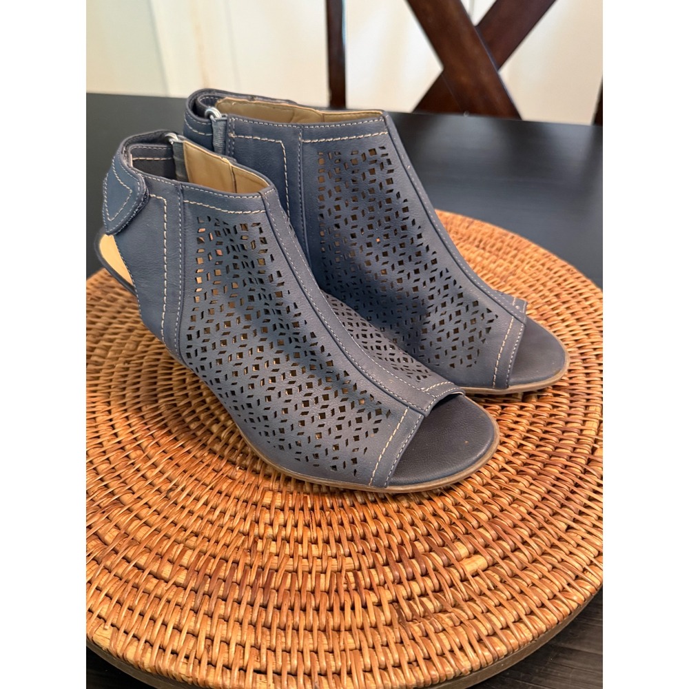 Naturalizer Tolan Blue Perforated Peep Toe Block Heel Slingback Sandals Size 8M